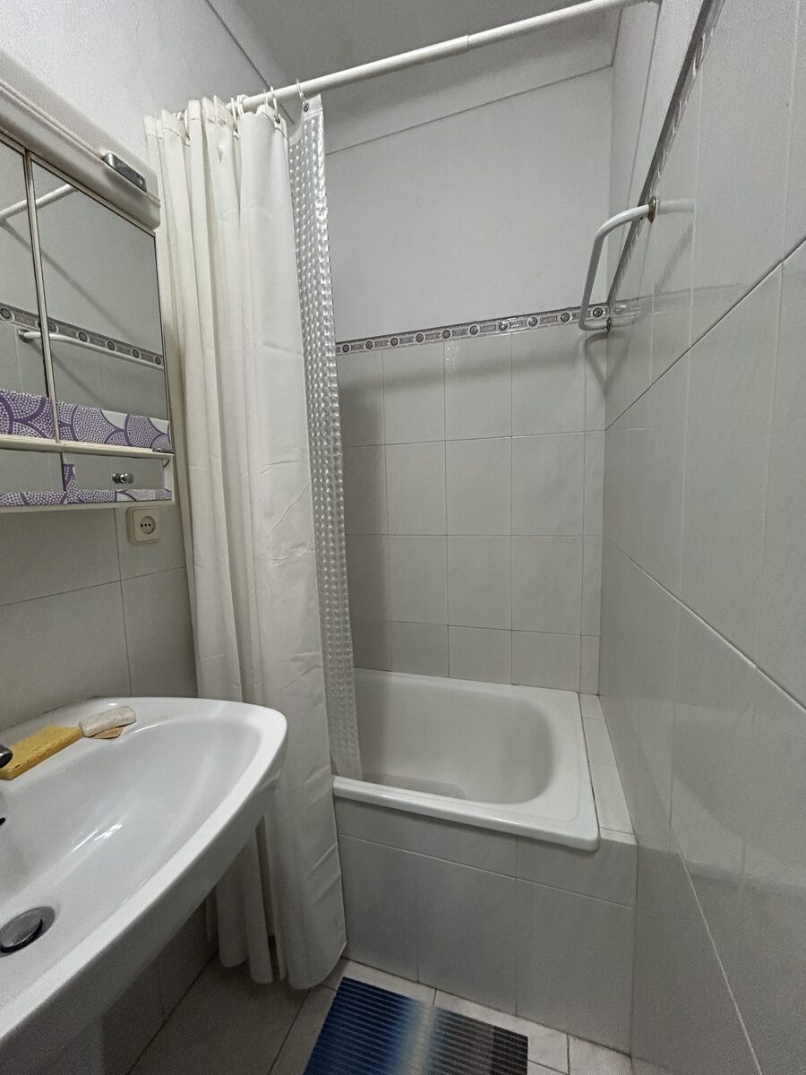 Baño con bañera y ducha