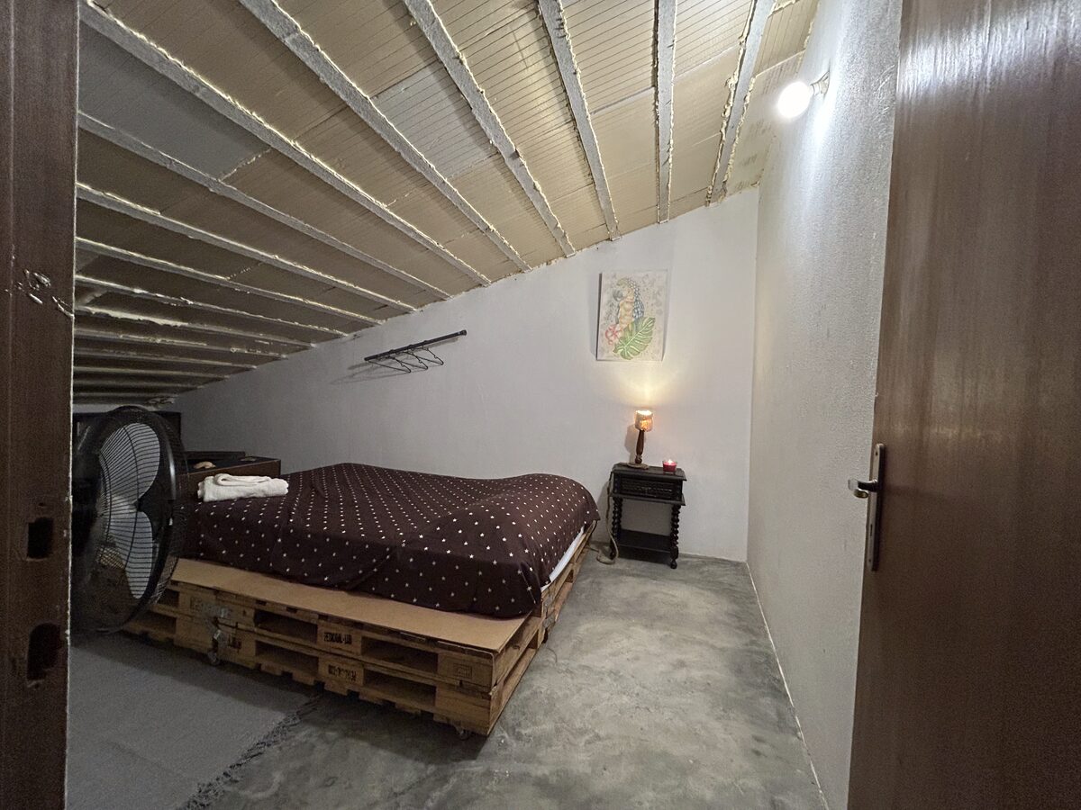 Dormitorio en buhardilla con techo bajo